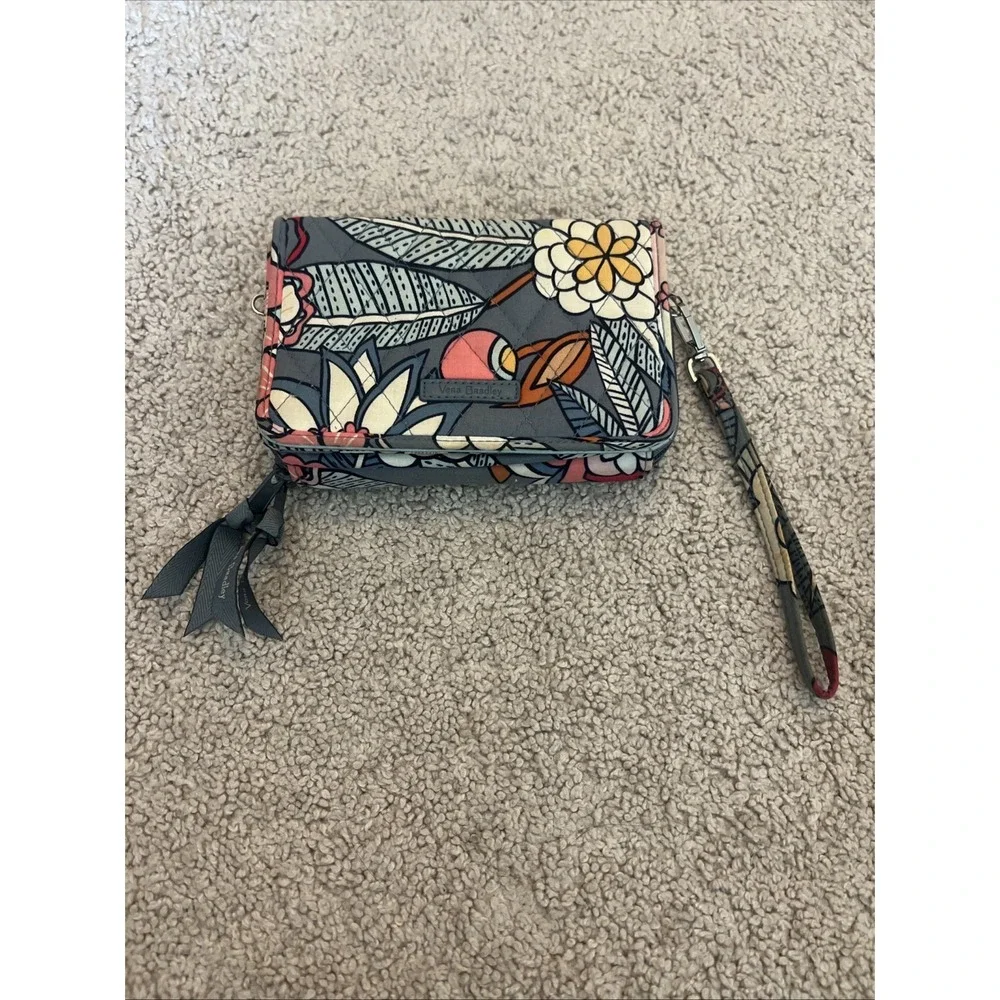 Vera Bradley Tropical Evening Wristlet Wallet Gray‎ Quilted Floral 7x4